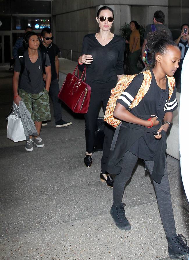 Фотофакт: Анджелина Джоли отправилась с детьми в новое путешествие